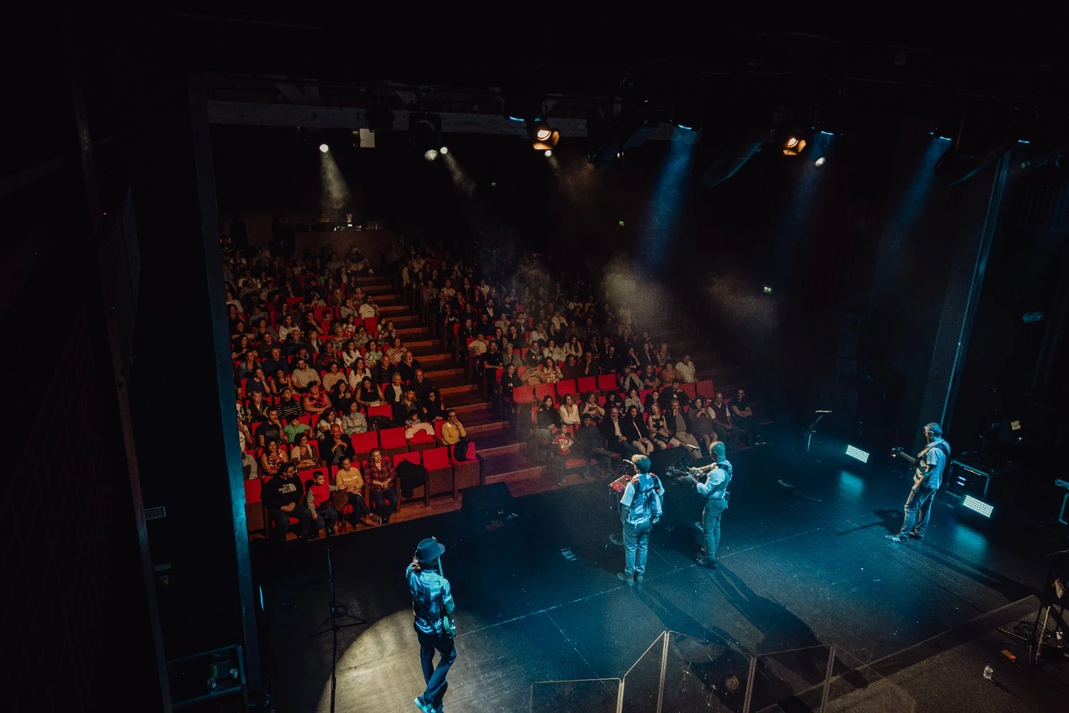 O palco e o público vistos de cima.