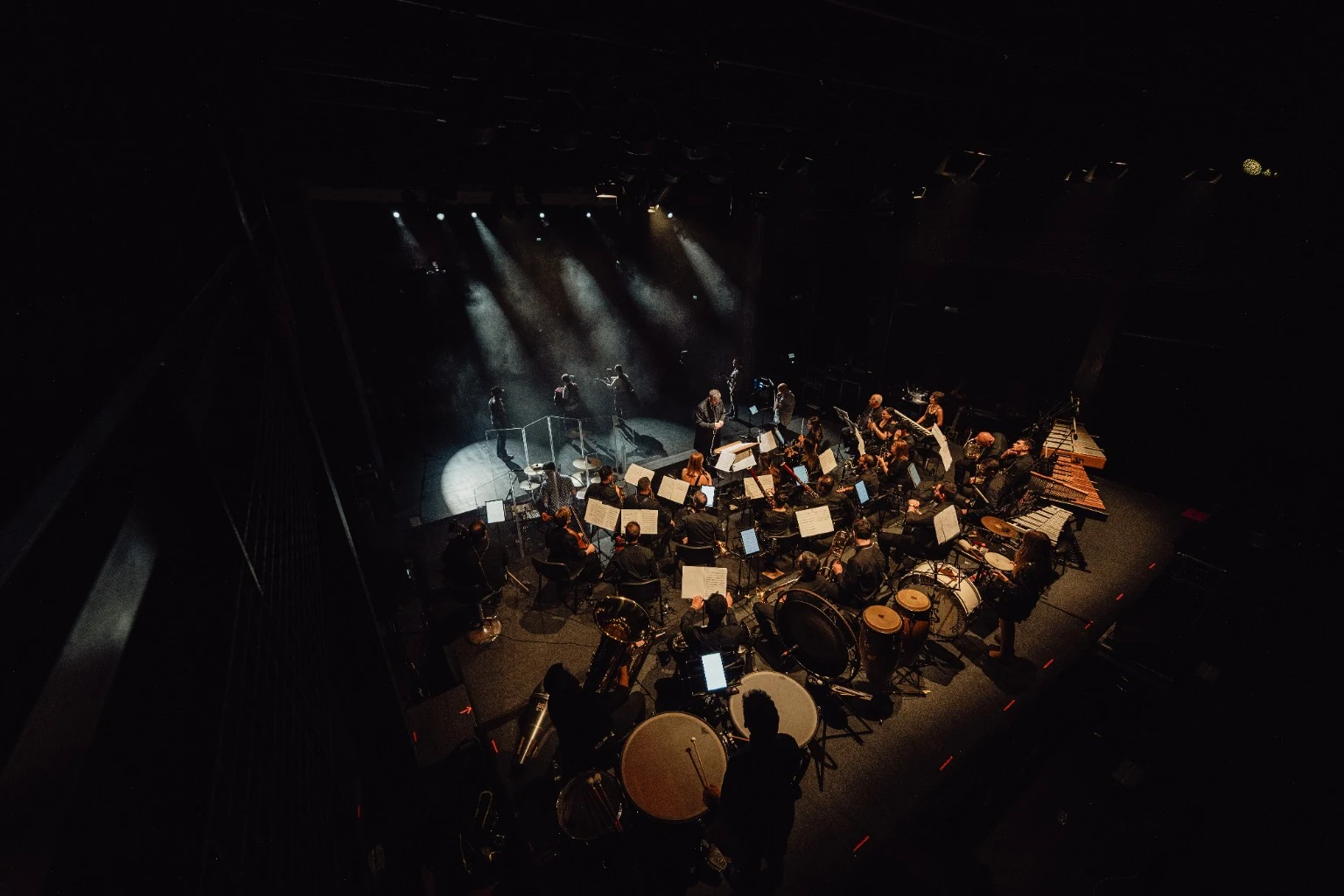 A Banda em atuação, vista do alto.