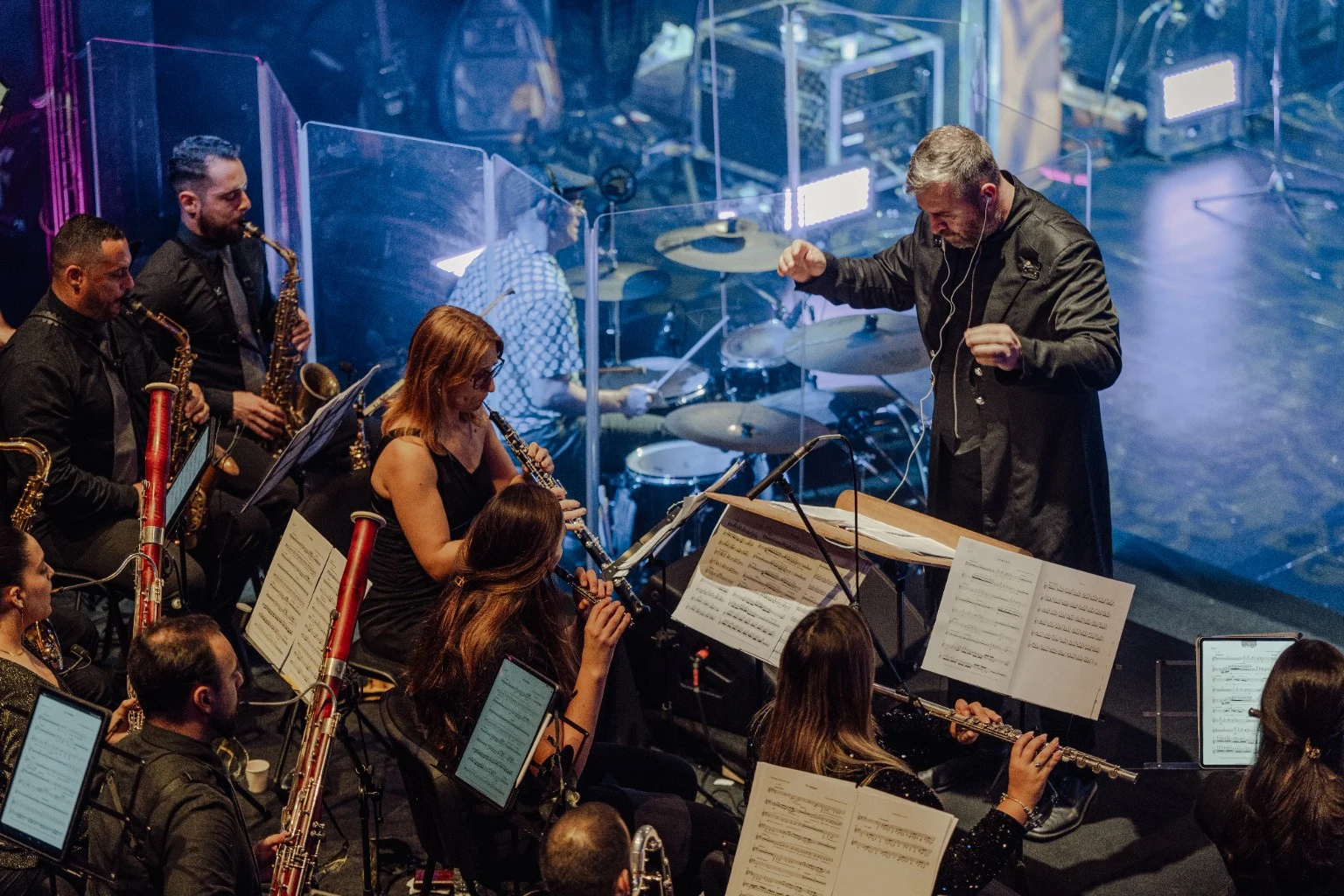 O maestro e os músicos durante o concerto.